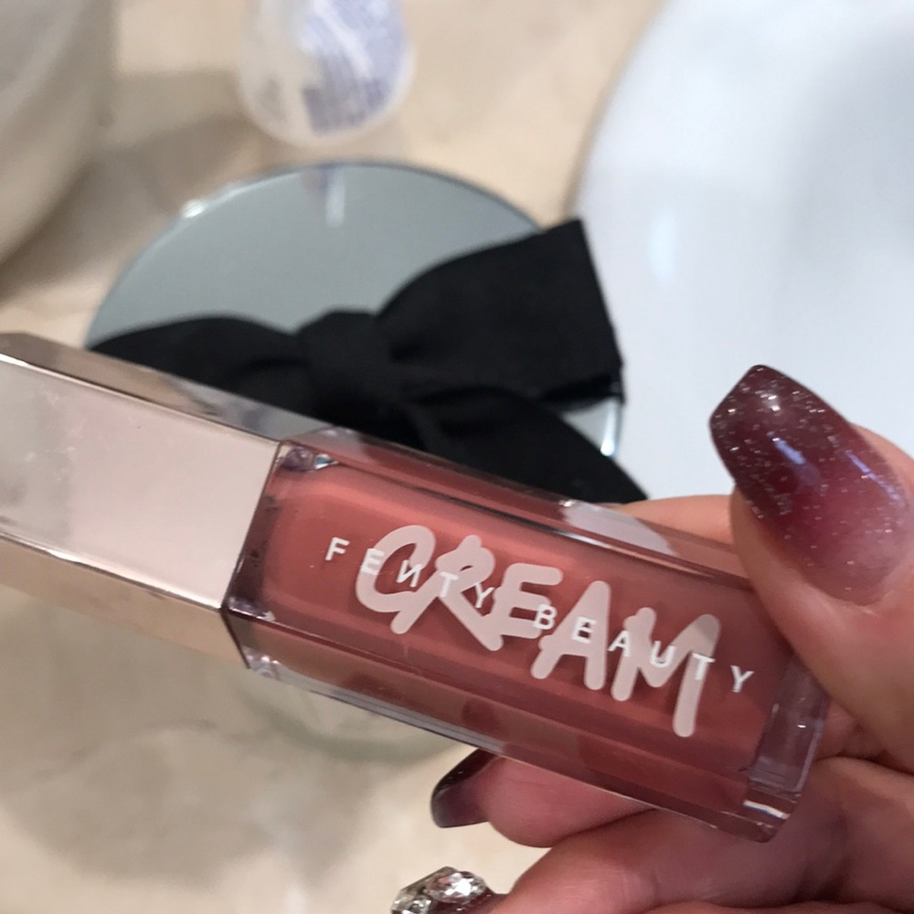 Lips fenty glow